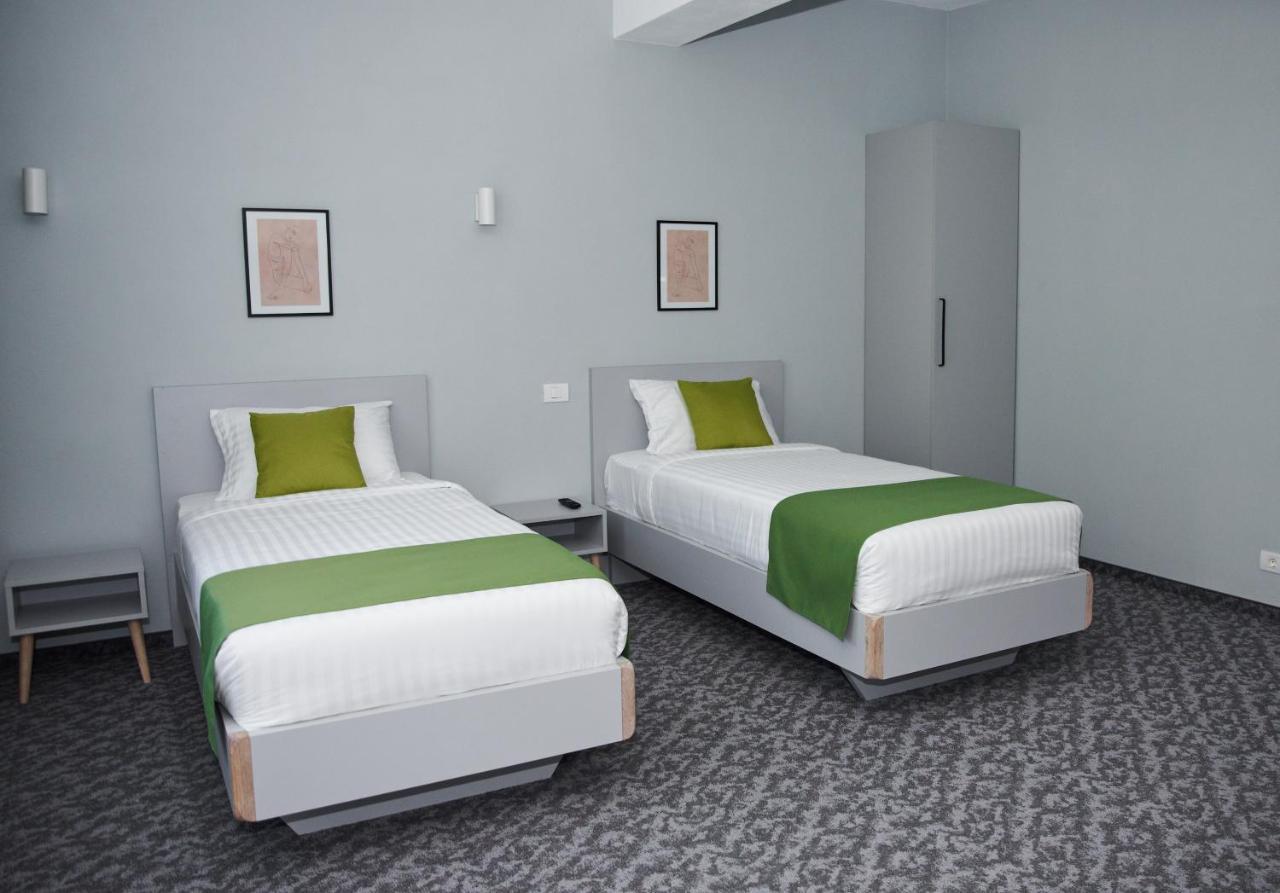 Astra Hotel Кэлимэнешти Экстерьер фото
